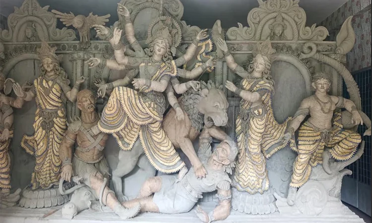 ৩৫ হাজার মুক্তায় দেবী দুর্গার অপরূপ সাজ, সাতক্ষীরার বুড়িয়ায় দর্শনার্থীদের ঢল